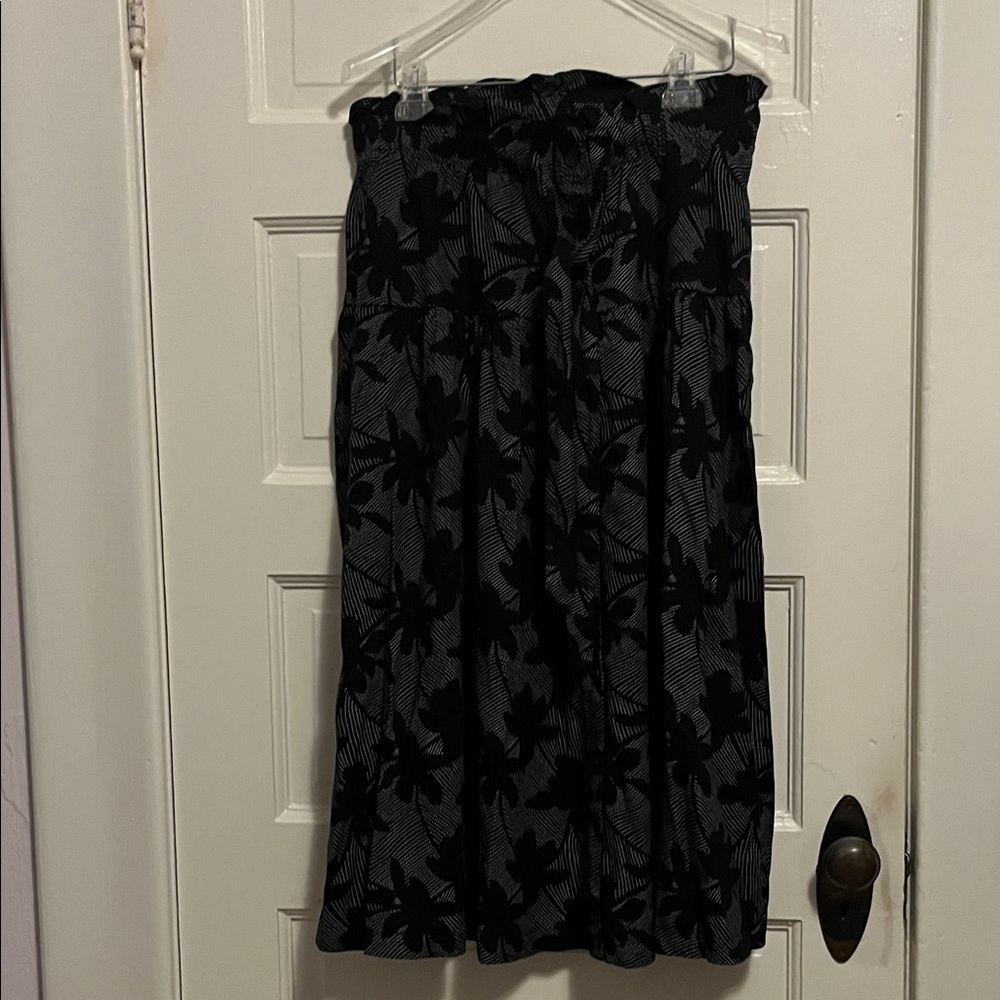5 for $25! EUC Universal Thread Skirt